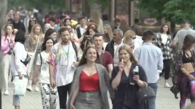 Ukrayna, Kyiv: Şehir merkezinde insanlar sokakta yürüyor