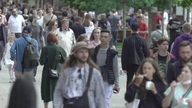 Ukrayna, Kyiv: Şehir merkezinde insanlar sokakta yürüyor