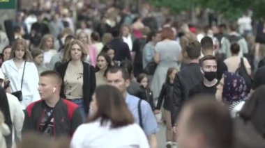 Ukrayna, Kyiv: Şehir merkezinde insanlar sokakta yürüyor