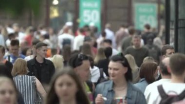 Ukrayna, Kyiv: Şehir merkezinde insanlar sokakta yürüyor