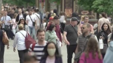 Ukrayna, Kyiv: Şehir merkezinde insanlar sokakta yürüyor