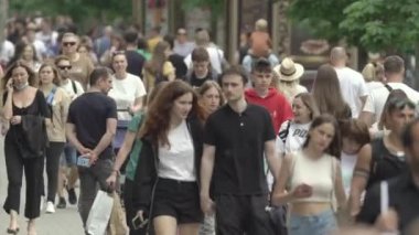 Ukrayna, Kyiv: Şehir merkezinde insanlar sokakta yürüyor