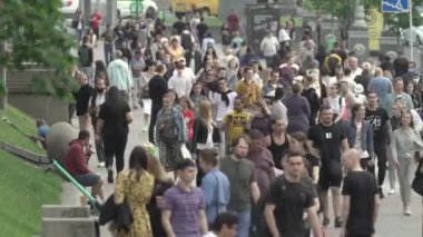 Ukrayna, Kyiv: Şehir merkezinde insanlar sokakta yürüyor