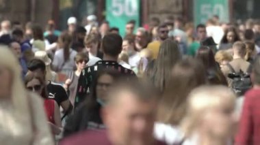 Ukrayna, Kyiv: Şehir merkezinde insanlar sokakta yürüyor