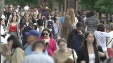 Ukrayna, Kyiv: Şehir merkezinde insanlar sokakta yürüyor