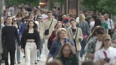 Ukrayna, Kyiv: Şehir merkezinde insanlar sokakta yürüyor