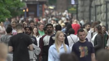 Ukrayna, Kyiv: Şehir merkezinde insanlar sokakta yürüyor