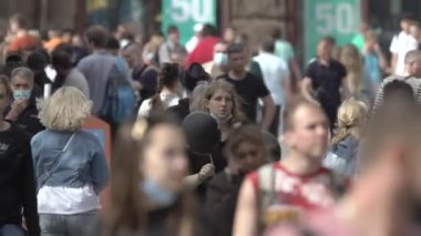 Ukrayna, Kyiv: Şehir merkezinde insanlar sokakta yürüyor