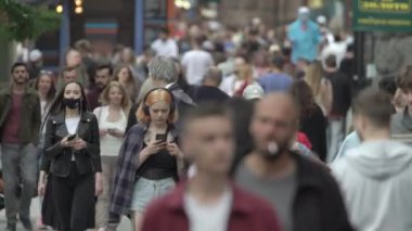 Ukrayna, Kyiv: Şehir merkezinde insanlar sokakta yürüyor