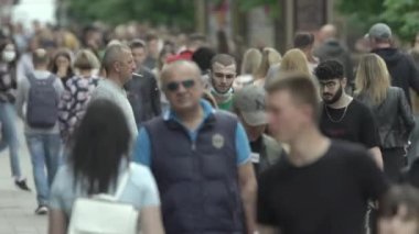 Ukrayna, Kyiv: Şehir merkezinde insanlar sokakta yürüyor