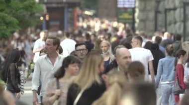 Ukrayna, Kyiv: Şehir merkezinde insanlar sokakta yürüyor