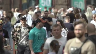 Ukrayna, Kyiv: Şehir merkezinde insanlar sokakta yürüyor