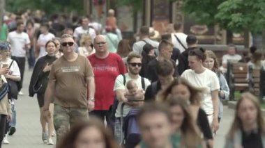 Ukrayna, Kyiv: Şehir merkezinde insanlar sokakta yürüyor