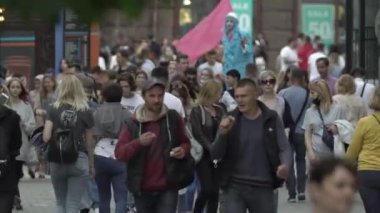 Ukrayna, Kyiv: Şehir merkezinde insanlar sokakta yürüyor