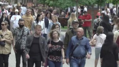 Ukrayna, Kyiv: Şehir merkezinde insanlar sokakta yürüyor