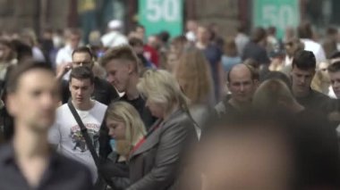 Ukrayna, Kyiv: Şehir merkezinde insanlar sokakta yürüyor