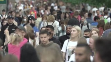 Ukrayna, Kyiv: Şehir merkezinde insanlar sokakta yürüyor