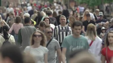 Ukrayna, Kyiv: Şehir merkezinde insanlar sokakta yürüyor