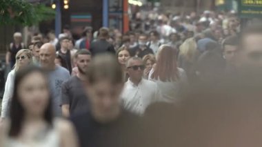 Ukrayna, Kyiv: Şehir merkezinde insanlar sokakta yürüyor