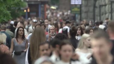 Ukrayna, Kyiv: Şehir merkezinde insanlar sokakta yürüyor