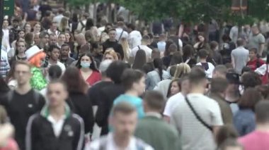 Ukrayna, Kyiv: Şehir merkezinde insanlar sokakta yürüyor