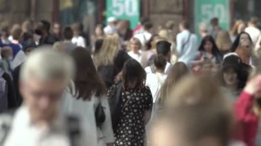 Ukrayna, Kyiv: Şehir merkezinde insanlar sokakta yürüyor