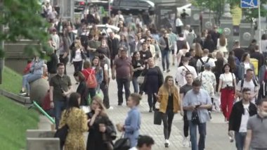 Ukrayna, Kyiv: Şehir merkezinde insanlar sokakta yürüyor