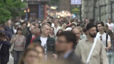 Ukrayna, Kyiv: Şehir merkezinde insanlar sokakta yürüyor