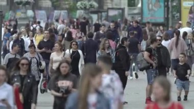 Ukrayna, Kyiv: Şehir merkezinde insanlar sokakta yürüyor