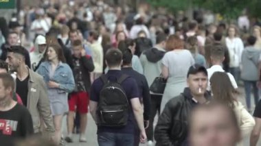 Ukrayna, Kyiv: Şehir merkezinde insanlar sokakta yürüyor