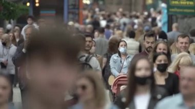 Ukrayna, Kyiv: Şehir merkezinde insanlar sokakta yürüyor