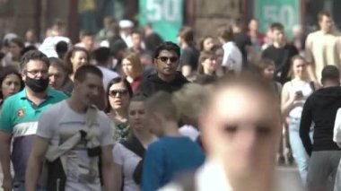 Ukrayna, Kyiv: Şehir merkezinde insanlar sokakta yürüyor