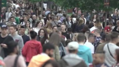 Ukrayna, Kyiv: Şehir merkezinde insanlar sokakta yürüyor