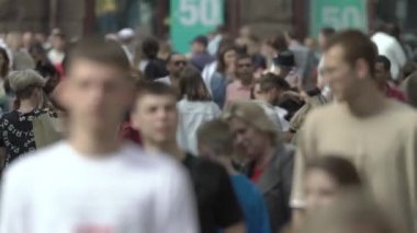 Ukrayna, Kyiv: Şehir merkezinde insanlar sokakta yürüyor