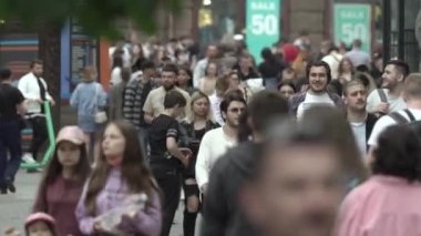 Ukrayna, Kyiv: Şehir merkezinde insanlar sokakta yürüyor