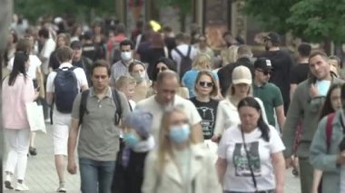 Ukrayna, Kyiv: Şehir merkezinde insanlar sokakta yürüyor