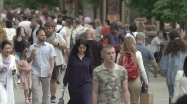 Ukrayna, Kyiv: Şehir merkezinde insanlar sokakta yürüyor