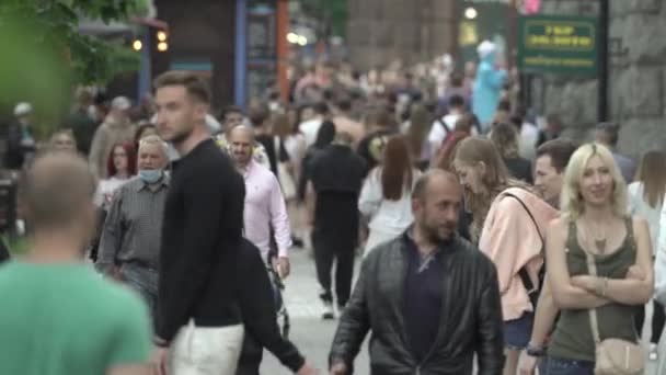 Ucrania, Kiev: la gente camina por la calle en el centro de la ciudad — Vídeos de Stock