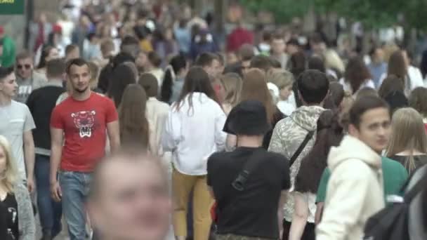 Oekraïne, Kiev: mensen lopen door de straat in het centrum — Stockvideo