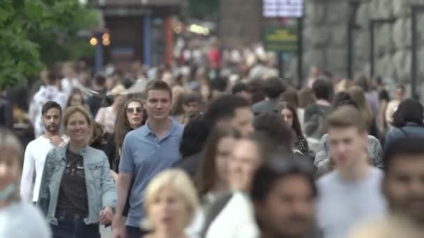 Ukraina, Kijów: ludzie idą ulicą w centrum miasta — Wideo stockowe