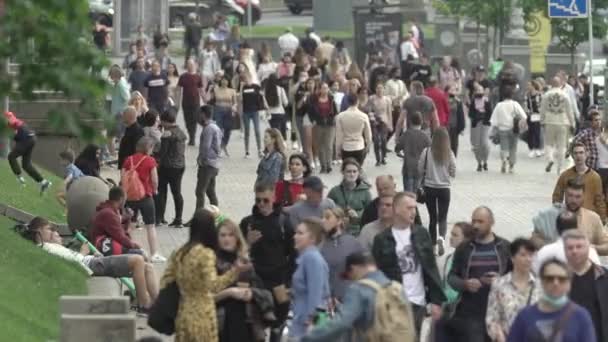 우크라이나, 키예프: 사람들 이 도심의 거리를 걷고 있다 — 비디오