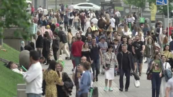 Ukraina, Kijów: ludzie idą ulicą w centrum miasta — Wideo stockowe