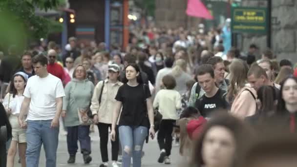 Ucrania, Kiev: la gente camina por la calle en el centro de la ciudad — Vídeos de Stock