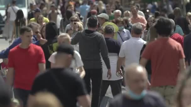 Ukraine, Kyiv : people walk down the street in the city center — Stock Video