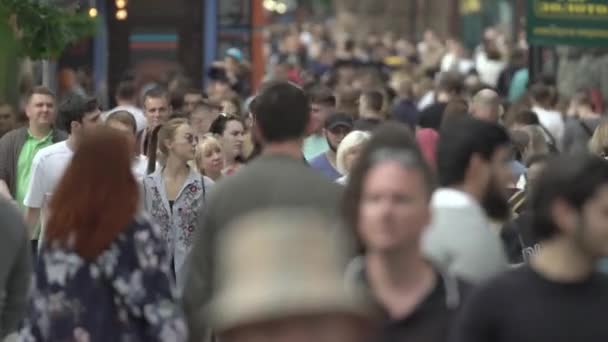 Ukraine, Kiev : les gens marchent dans la rue dans le centre-ville — Video