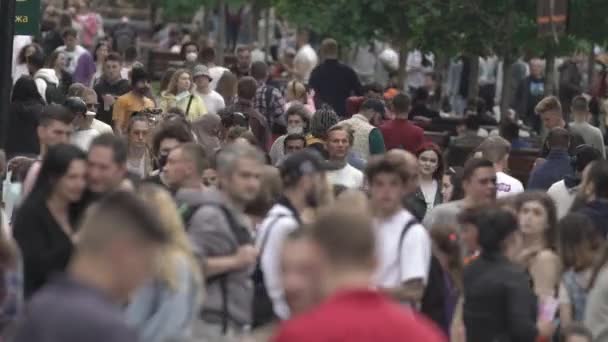 Oekraïne, Kiev: mensen lopen door de straat in het centrum — Stockvideo