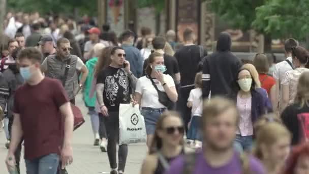 Ukraina, Kijów: ludzie idą ulicą w centrum miasta — Wideo stockowe