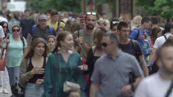 Ukraina, Kijów: ludzie idą ulicą w centrum miasta — Wideo stockowe