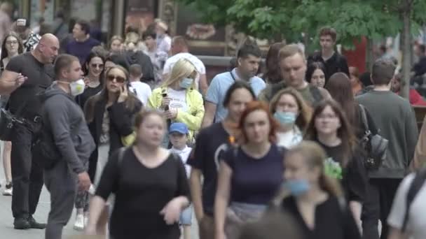 Ukraine, Kyiv : people walk down the street in the city center — Stock Video