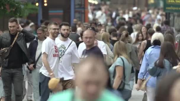 ウクライナ、キエフ:人々は街の中心部の通りを歩いています — ストック動画